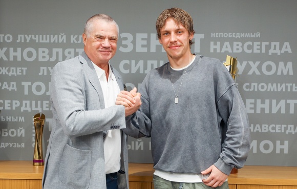 Daniil Odoevskiy firma una extensión de contrato 