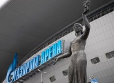 Se instalaron esculturas históricas en la Arena Gazprom, junto a las cuales el Zenit ganó el primer campeonato en 1984